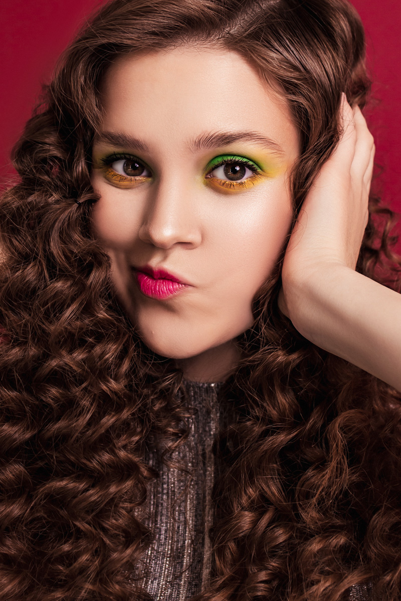 Новый номер известного французского глянцевого журнала Teen MALVIE стоит пролистать и владимирцам. На страницах издания - проект местных девушек. Поработали над ним фотограф Дарья Липатова и модель Мария Леонова.