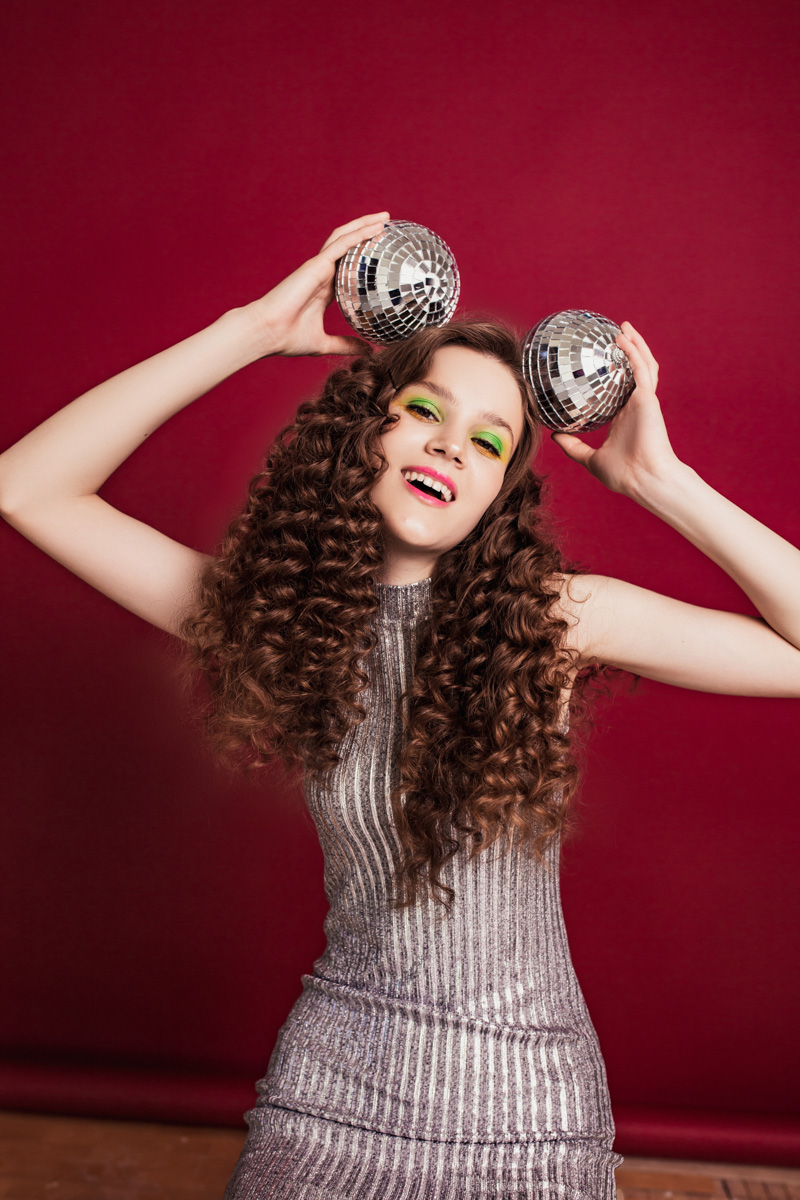 Новый номер известного французского глянцевого журнала Teen MALVIE стоит пролистать и владимирцам. На страницах издания - проект местных девушек. Поработали над ним фотограф Дарья Липатова и модель Мария Леонова.