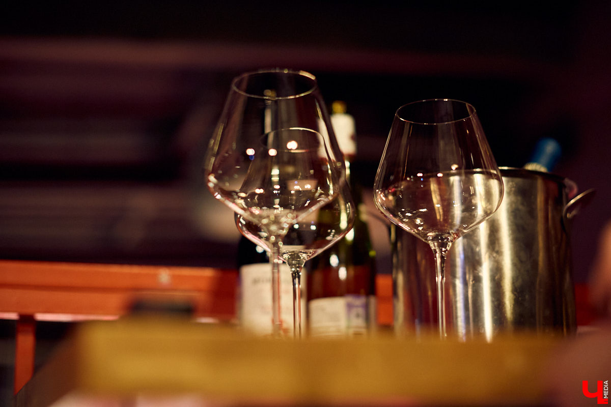 Готовимся культурно потреблять с «Рынком на Студеной»! Любителям напитков из винограда сообщаем, что в эту субботу стартует фестиваль «Riesling Weeks». Узнаем, как стать сомелье за один день и уйти домой с подарком.