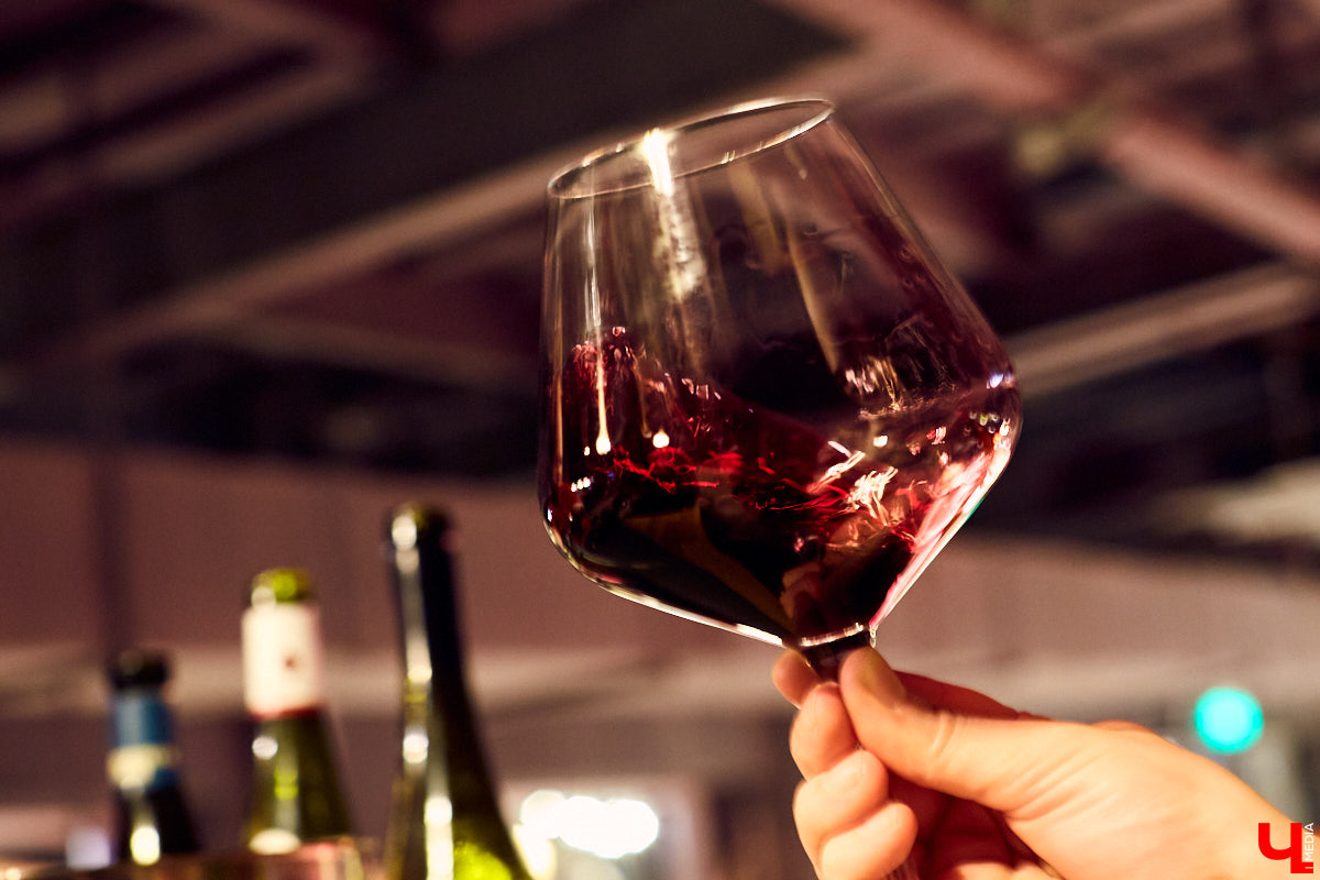 Готовимся культурно потреблять с «Рынком на Студеной»! Любителям напитков из винограда сообщаем, что в эту субботу стартует фестиваль «Riesling Weeks». Узнаем, как стать сомелье за один день и уйти домой с подарком.