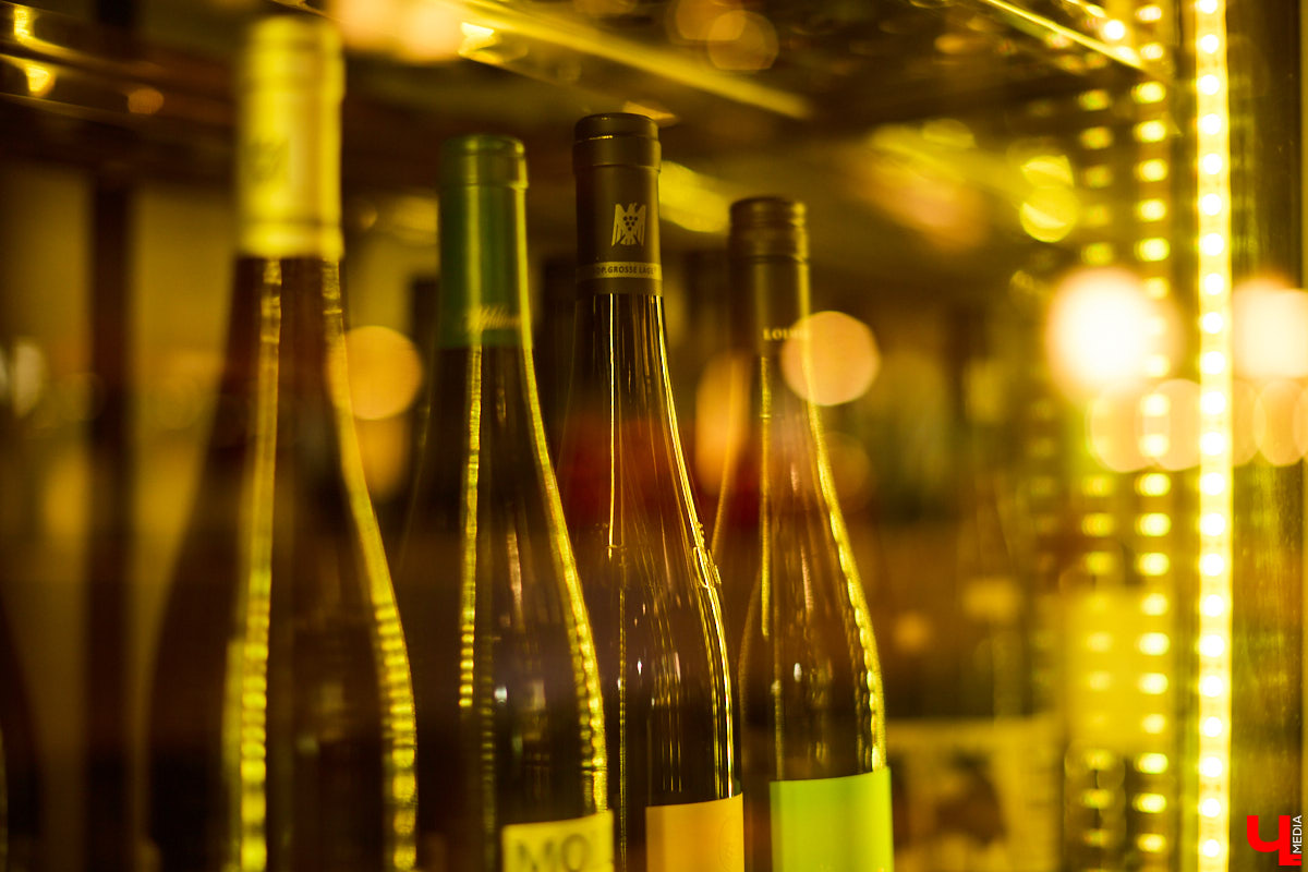 Готовимся культурно потреблять с «Рынком на Студеной»! Любителям напитков из винограда сообщаем, что в эту субботу стартует фестиваль «Riesling Weeks». Узнаем, как стать сомелье за один день и уйти домой с подарком.