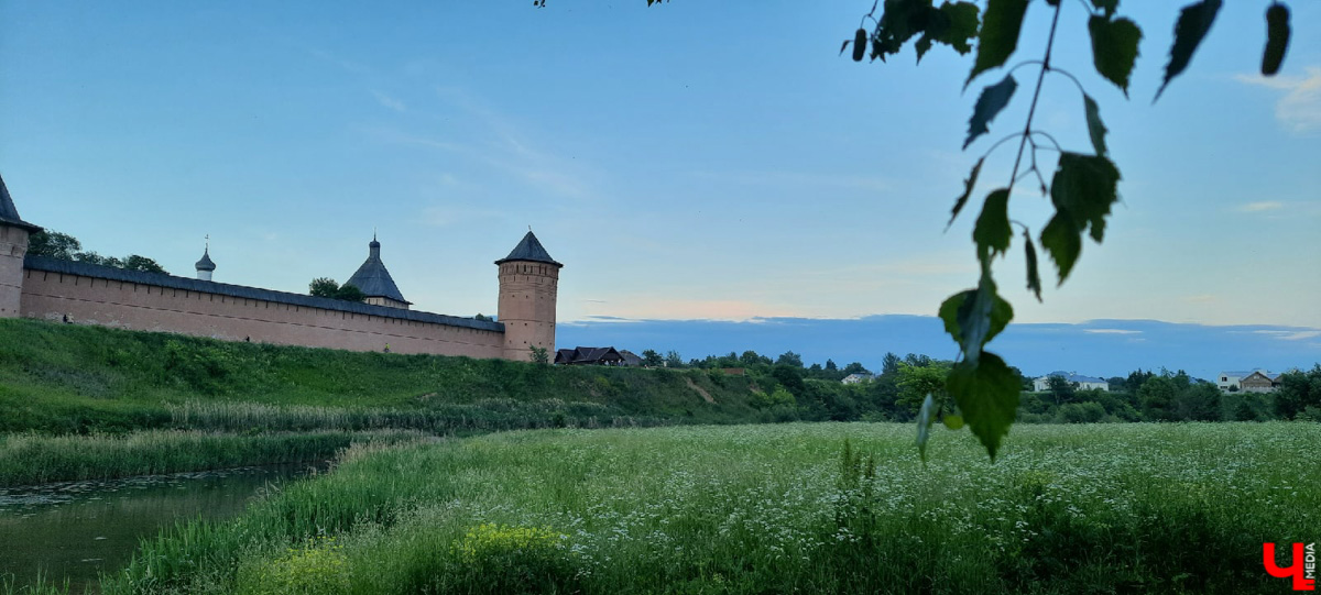 В Суздале за великолепным пейзажем далеко ходить не надо. Но все же порой гостю древнего города нелегко сориентироваться. Поэтому мы составили фотогид для большой прогулки.