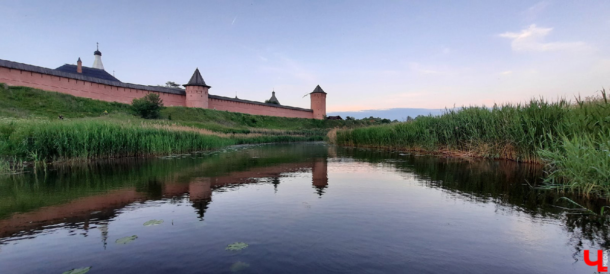 В Суздале за великолепным пейзажем далеко ходить не надо. Но все же порой гостю древнего города нелегко сориентироваться. Поэтому мы составили фотогид для большой прогулки.