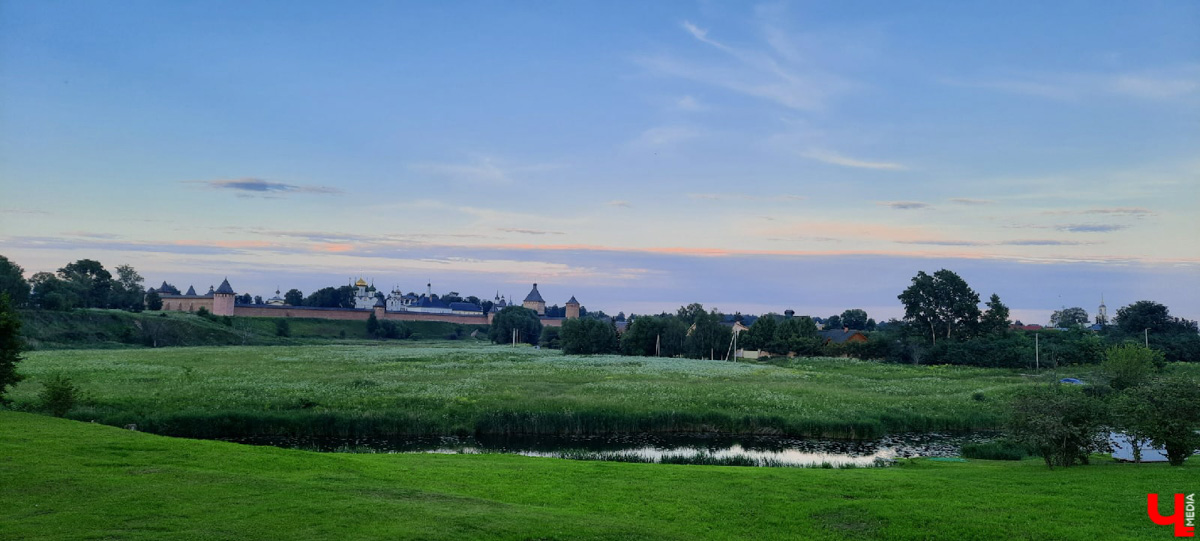 В Суздале за великолепным пейзажем далеко ходить не надо. Но все же порой гостю древнего города нелегко сориентироваться. Поэтому мы составили фотогид для большой прогулки.