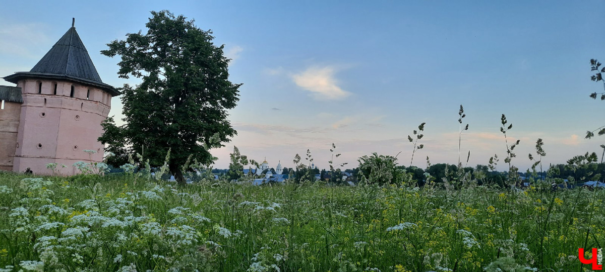 В Суздале за великолепным пейзажем далеко ходить не надо. Но все же порой гостю древнего города нелегко сориентироваться. Поэтому мы составили фотогид для большой прогулки.