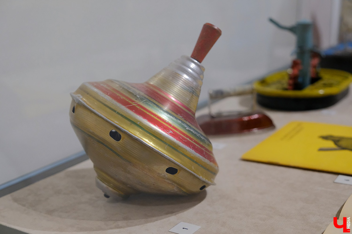 Побывали вчера на открытии новой экспозиции в МЦ «Палаты», где представлены уникальные предметы быта советских детей. Выставка охватывает период с 1930 по 1980 годы и вызывает неподдельное чувство ностальгии.