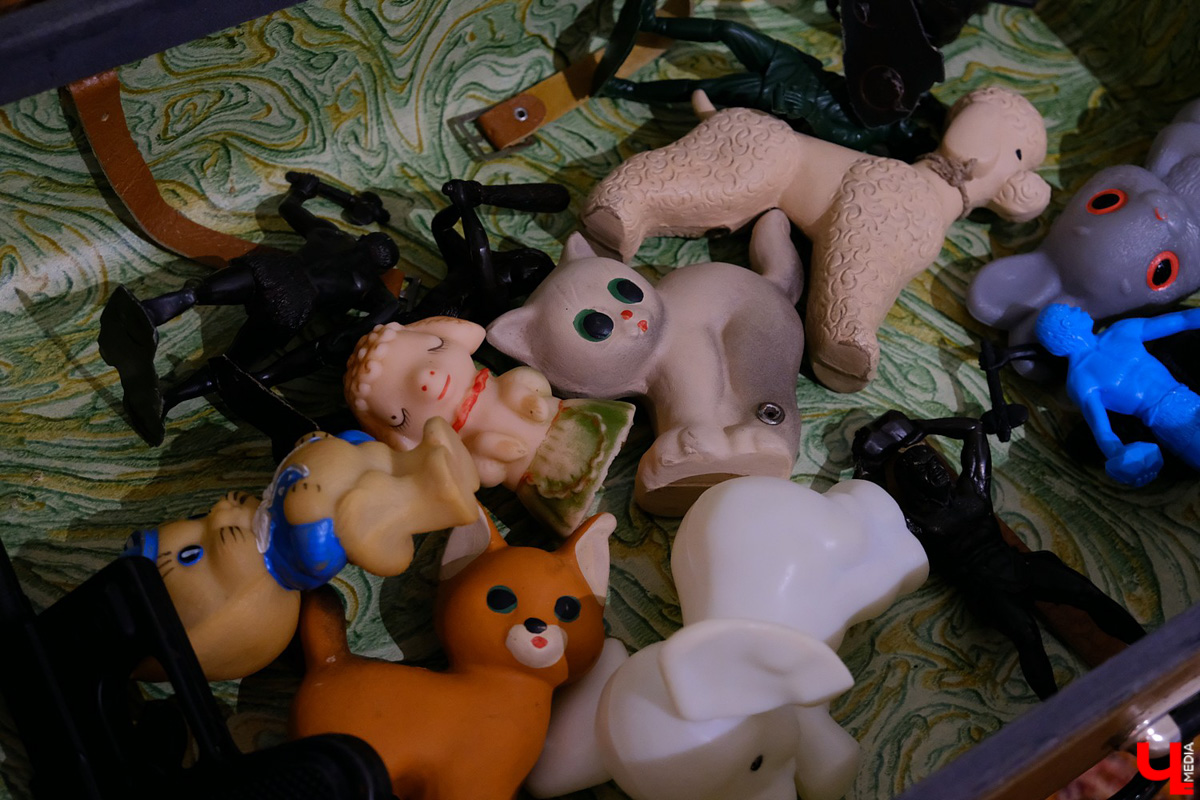 Побывали вчера на открытии новой экспозиции в МЦ «Палаты», где представлены уникальные предметы быта советских детей. Выставка охватывает период с 1930 по 1980 годы и вызывает неподдельное чувство ностальгии.