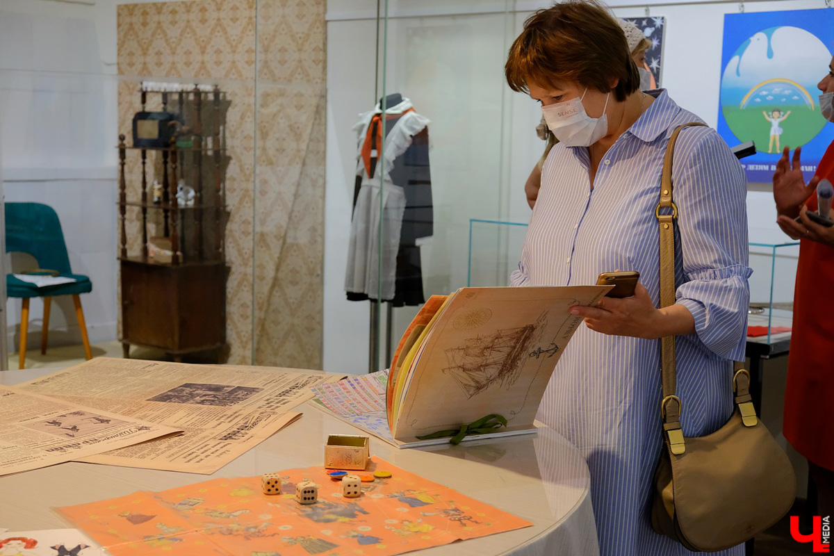 Побывали вчера на открытии новой экспозиции в МЦ «Палаты», где представлены уникальные предметы быта советских детей. Выставка охватывает период с 1930 по 1980 годы и вызывает неподдельное чувство ностальгии.