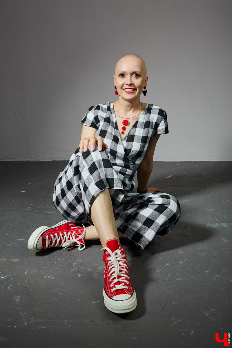 Как не растерять жизнелюбие, узнав о страшном диагнозе? Перебираем гардероб ZUMBA-инструктора Люси Пашковской, заряжаясь смелостью и женственностью.