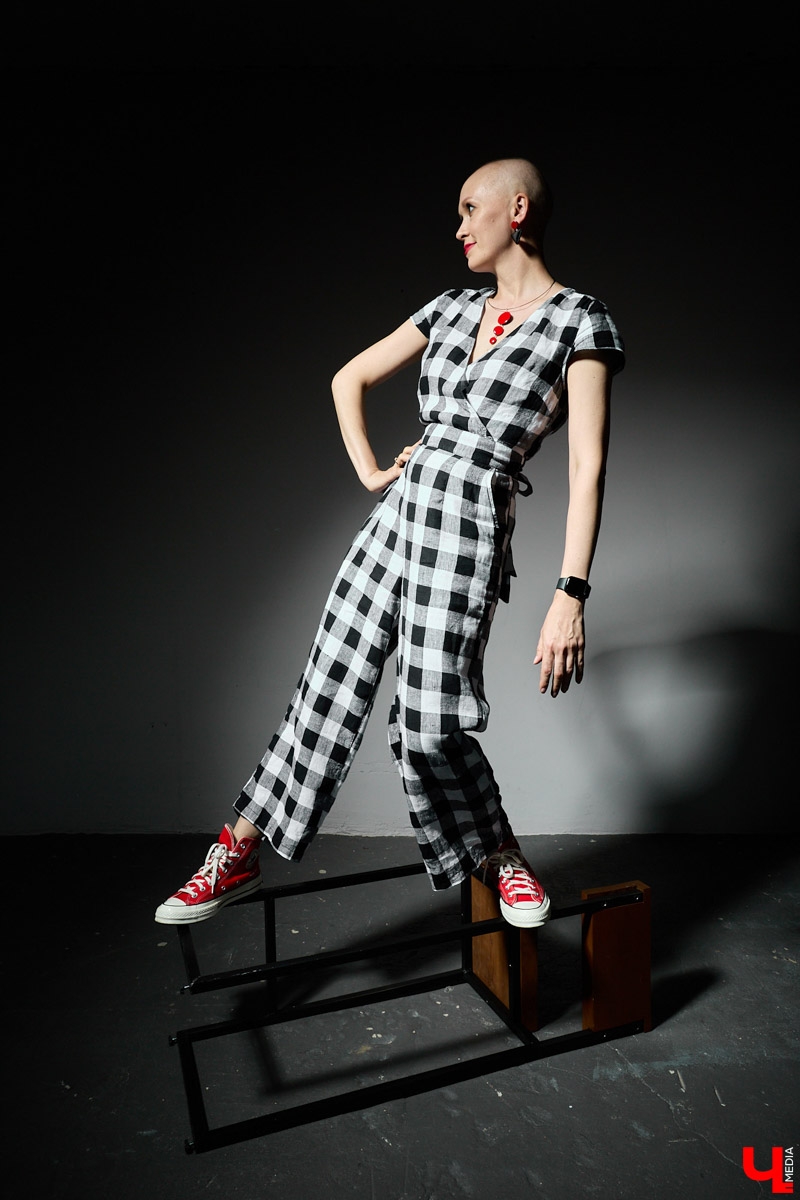 Как не растерять жизнелюбие, узнав о страшном диагнозе? Перебираем гардероб ZUMBA-инструктора Люси Пашковской, заряжаясь смелостью и женственностью.