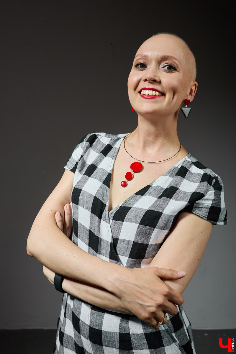 Как не растерять жизнелюбие, узнав о страшном диагнозе? Перебираем гардероб ZUMBA-инструктора Люси Пашковской, заряжаясь смелостью и женственностью.