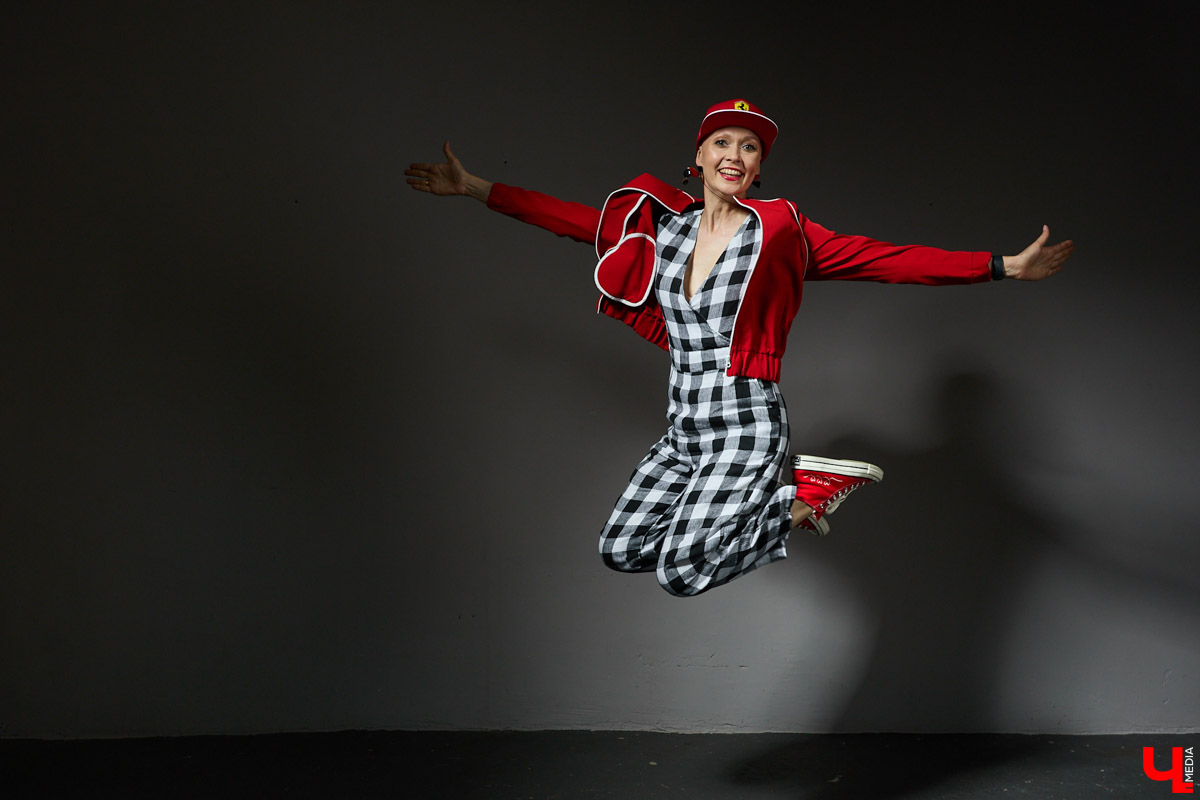 Как не растерять жизнелюбие, узнав о страшном диагнозе? Перебираем гардероб ZUMBA-инструктора Люси Пашковской, заряжаясь смелостью и женственностью.