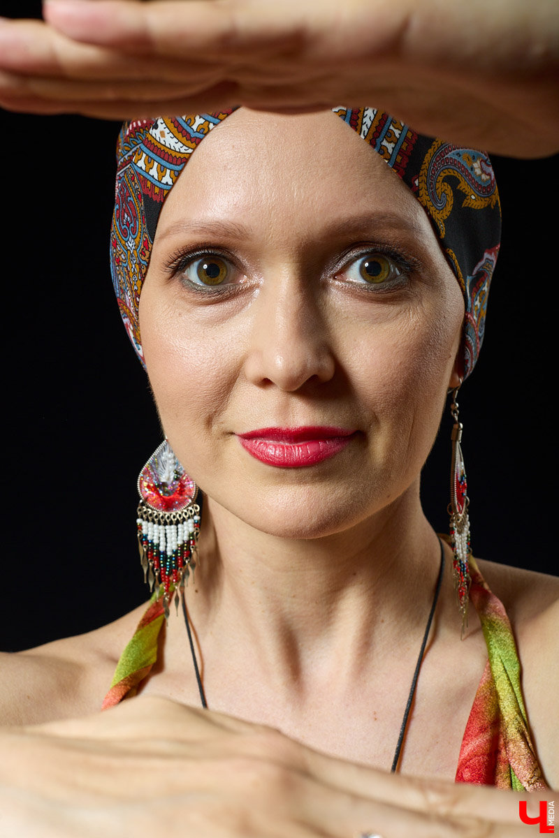 Как не растерять жизнелюбие, узнав о страшном диагнозе? Перебираем гардероб ZUMBA-инструктора Люси Пашковской, заряжаясь смелостью и женственностью.