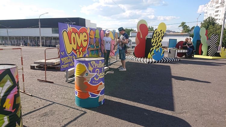 Теперь в центре Владимира можно обнаружить еще одну интересную локацию. Более 20 граффити-работ появились там благодаря местным художникам: здесь и мультяшные персонажи, и отсылка к городской айдентике, и «народное творчество» в тегах. «Ключ-Медиа» побывал на открытии фестиваля уличного искусства 33zagfest и готов рассказать, как это было!