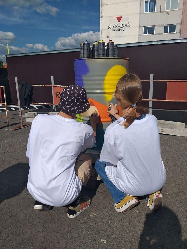 Теперь в центре Владимира можно обнаружить еще одну интересную локацию. Более 20 граффити-работ появились там благодаря местным художникам: здесь и мультяшные персонажи, и отсылка к городской айдентике, и «народное творчество» в тегах. «Ключ-Медиа» побывал на открытии фестиваля уличного искусства 33zagfest и готов рассказать, как это было!