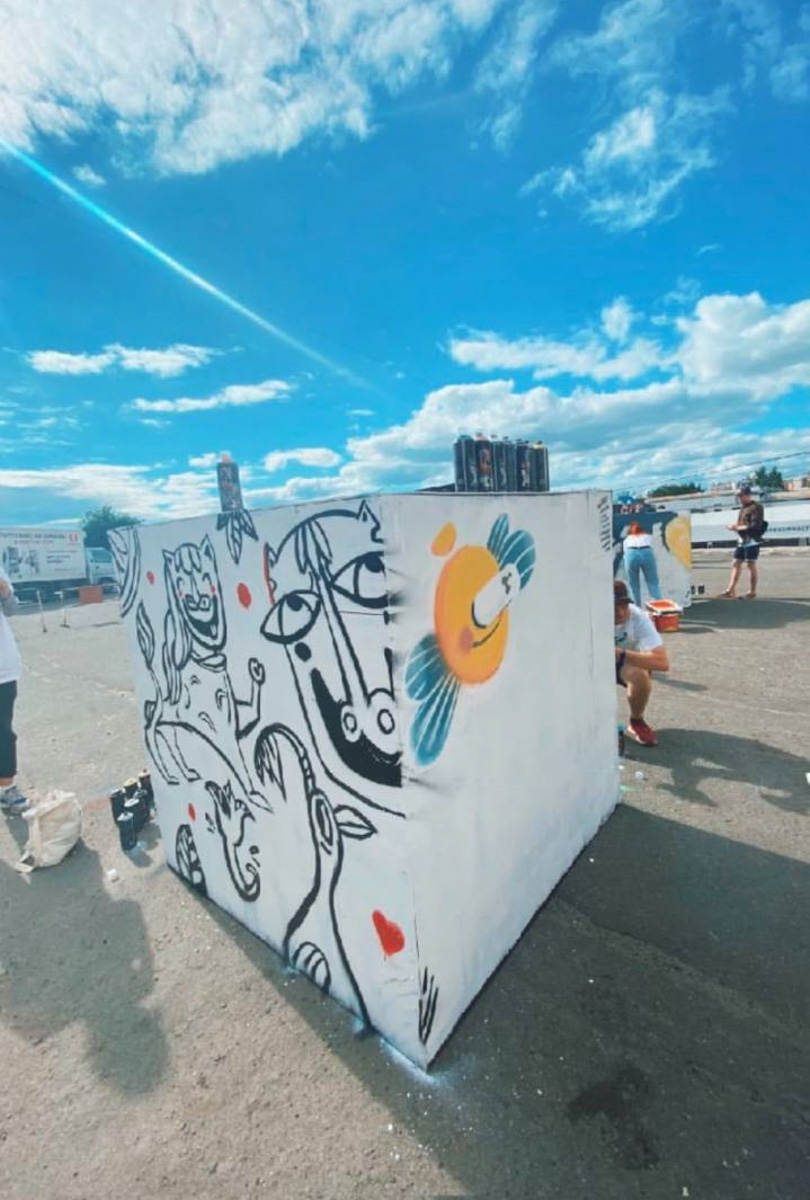 Теперь в центре Владимира можно обнаружить еще одну интересную локацию. Более 20 граффити-работ появились там благодаря местным художникам: здесь и мультяшные персонажи, и отсылка к городской айдентике, и «народное творчество» в тегах. «Ключ-Медиа» побывал на открытии фестиваля уличного искусства 33zagfest и готов рассказать, как это было!