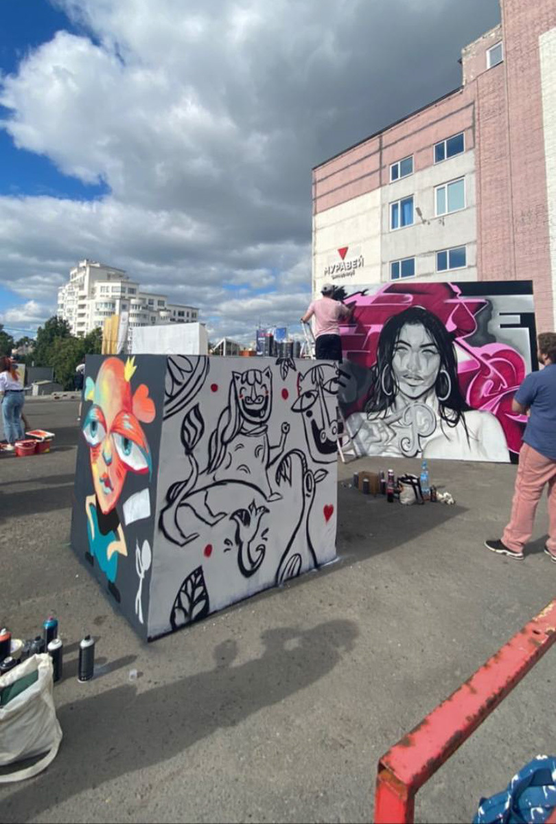 Теперь в центре Владимира можно обнаружить еще одну интересную локацию. Более 20 граффити-работ появились там благодаря местным художникам: здесь и мультяшные персонажи, и отсылка к городской айдентике, и «народное творчество» в тегах. «Ключ-Медиа» побывал на открытии фестиваля уличного искусства 33zagfest и готов рассказать, как это было!