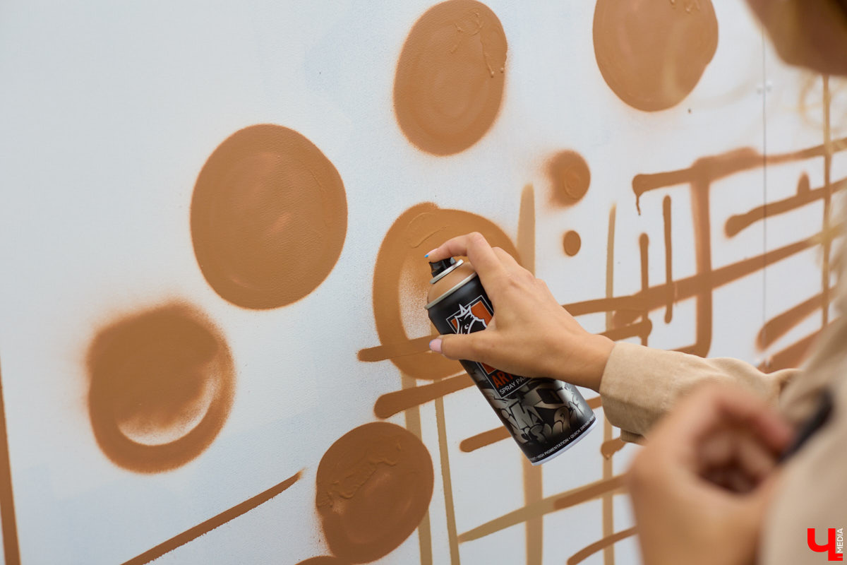 Теперь в центре Владимира можно обнаружить еще одну интересную локацию. Более 20 граффити-работ появились там благодаря местным художникам: здесь и мультяшные персонажи, и отсылка к городской айдентике, и «народное творчество» в тегах. «Ключ-Медиа» побывал на открытии фестиваля уличного искусства 33zagfest и готов рассказать, как это было!