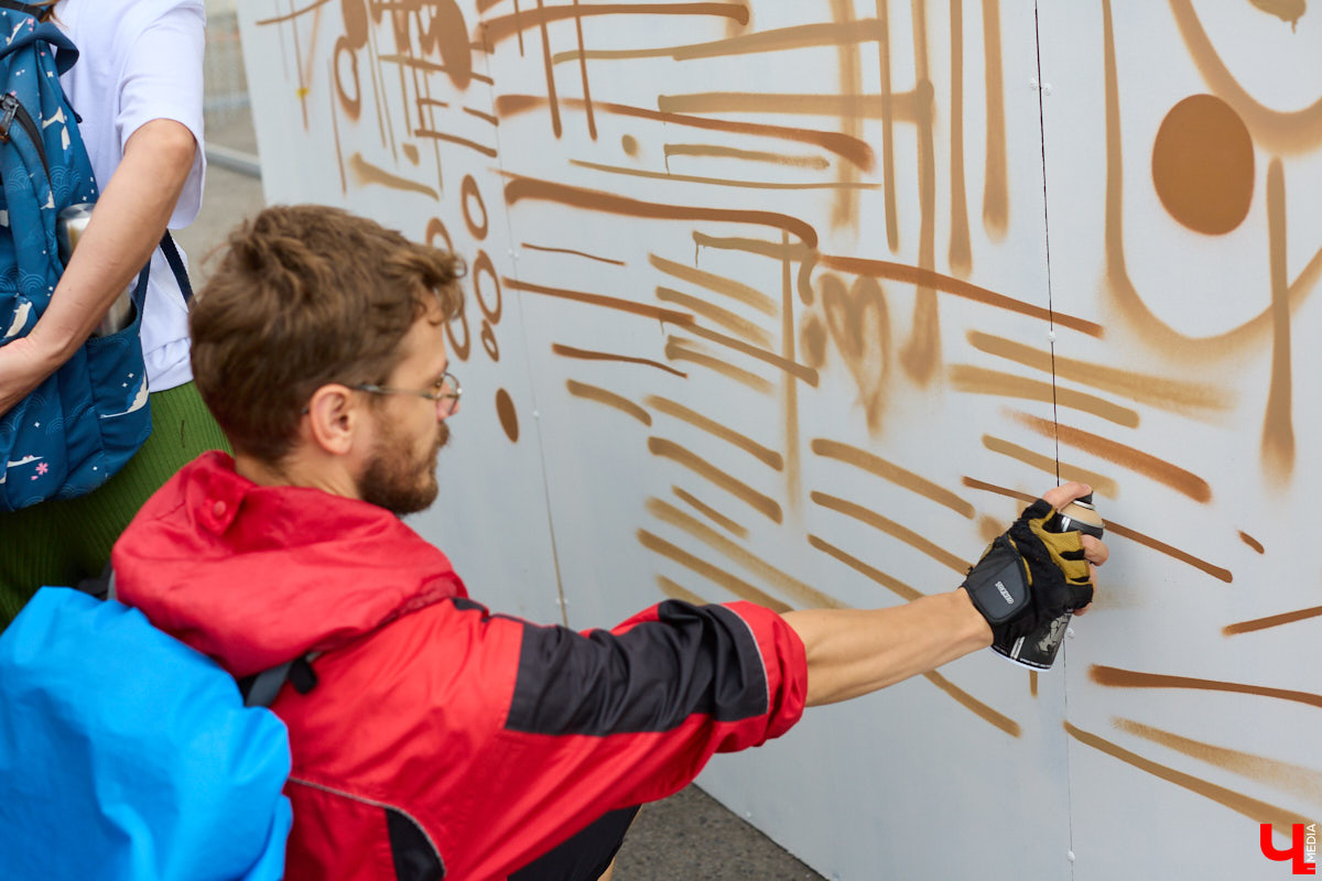 Теперь в центре Владимира можно обнаружить еще одну интересную локацию. Более 20 граффити-работ появились там благодаря местным художникам: здесь и мультяшные персонажи, и отсылка к городской айдентике, и «народное творчество» в тегах. «Ключ-Медиа» побывал на открытии фестиваля уличного искусства 33zagfest и готов рассказать, как это было!
