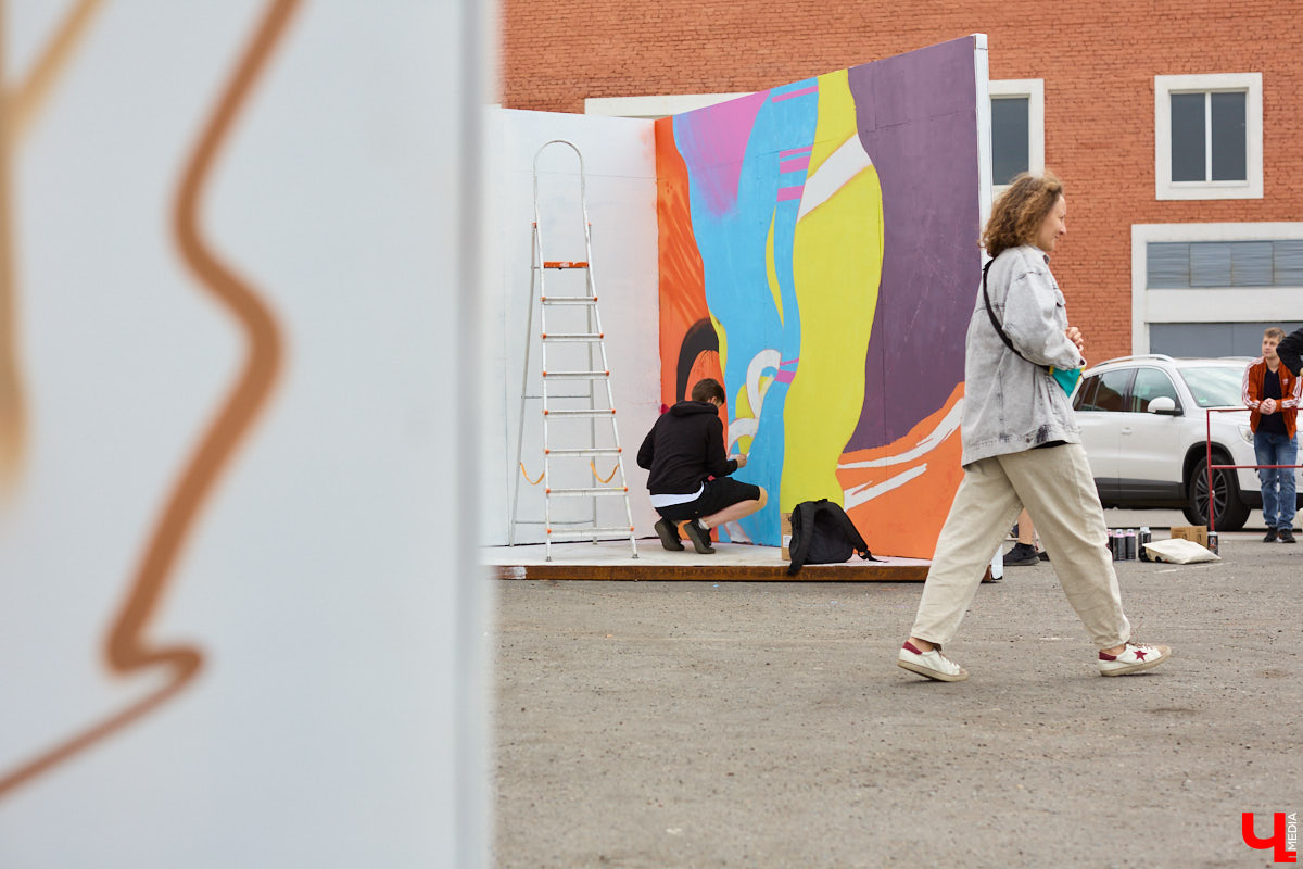 Теперь в центре Владимира можно обнаружить еще одну интересную локацию. Более 20 граффити-работ появились там благодаря местным художникам: здесь и мультяшные персонажи, и отсылка к городской айдентике, и «народное творчество» в тегах. «Ключ-Медиа» побывал на открытии фестиваля уличного искусства 33zagfest и готов рассказать, как это было!