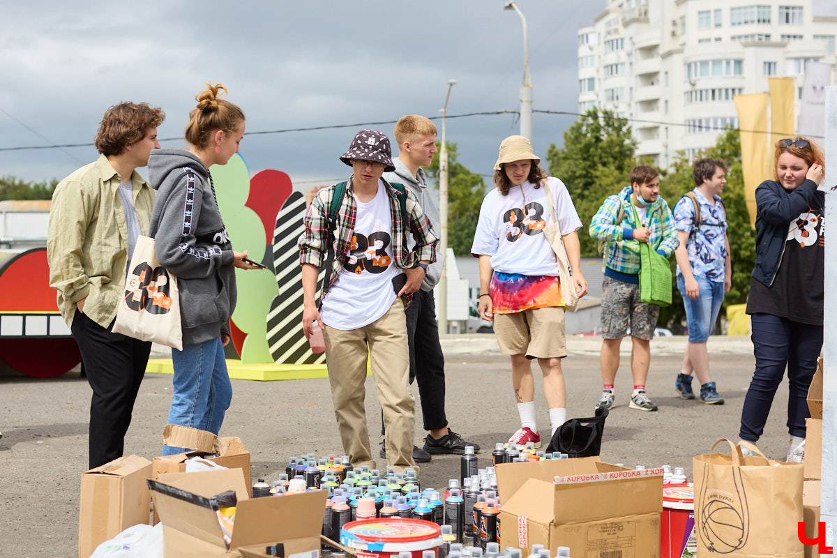 Теперь в центре Владимира можно обнаружить еще одну интересную локацию. Более 20 граффити-работ появились там благодаря местным художникам: здесь и мультяшные персонажи, и отсылка к городской айдентике, и «народное творчество» в тегах. «Ключ-Медиа» побывал на открытии фестиваля уличного искусства 33zagfest и готов рассказать, как это было!