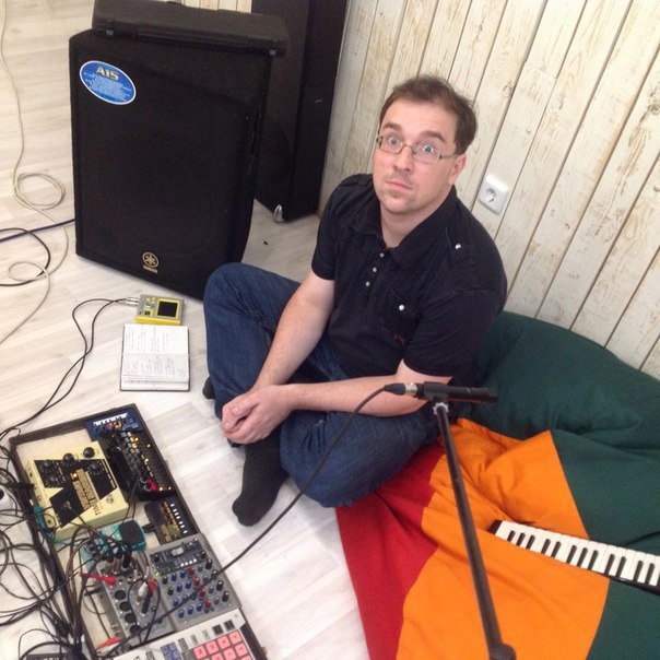 Пусть мама услышит, пусть мама придет. Владимирский музыкант Илья Чертков, превративший сон японца в музыку, ищет мам, готовых записать напутствие детям на рекордер для нового проекта.