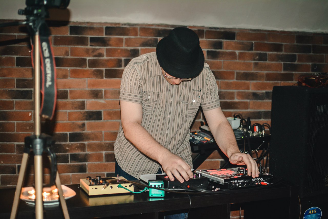 Пусть мама услышит, пусть мама придет. Владимирский музыкант Илья Чертков, превративший сон японца в музыку, ищет мам, готовых записать напутствие детям на рекордер для нового проекта.