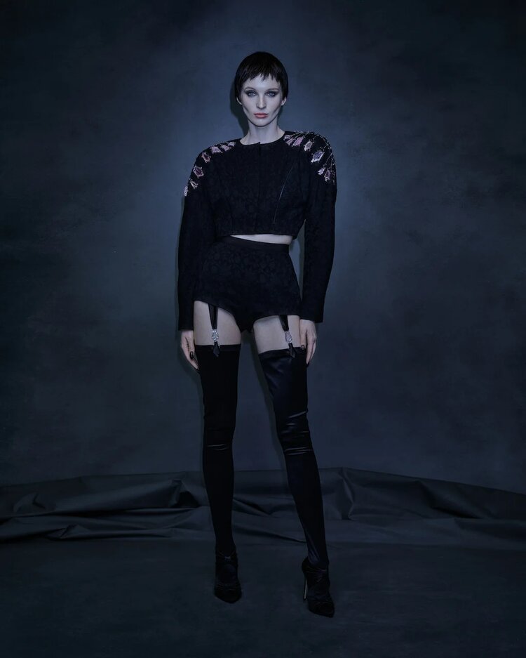 И снова гусевской хрусталь - изюминка коллекции модного дома Ulyana Sergeenko. Творения мастеров украшают одежду, которую презентуют на Неделе моды в Париже.