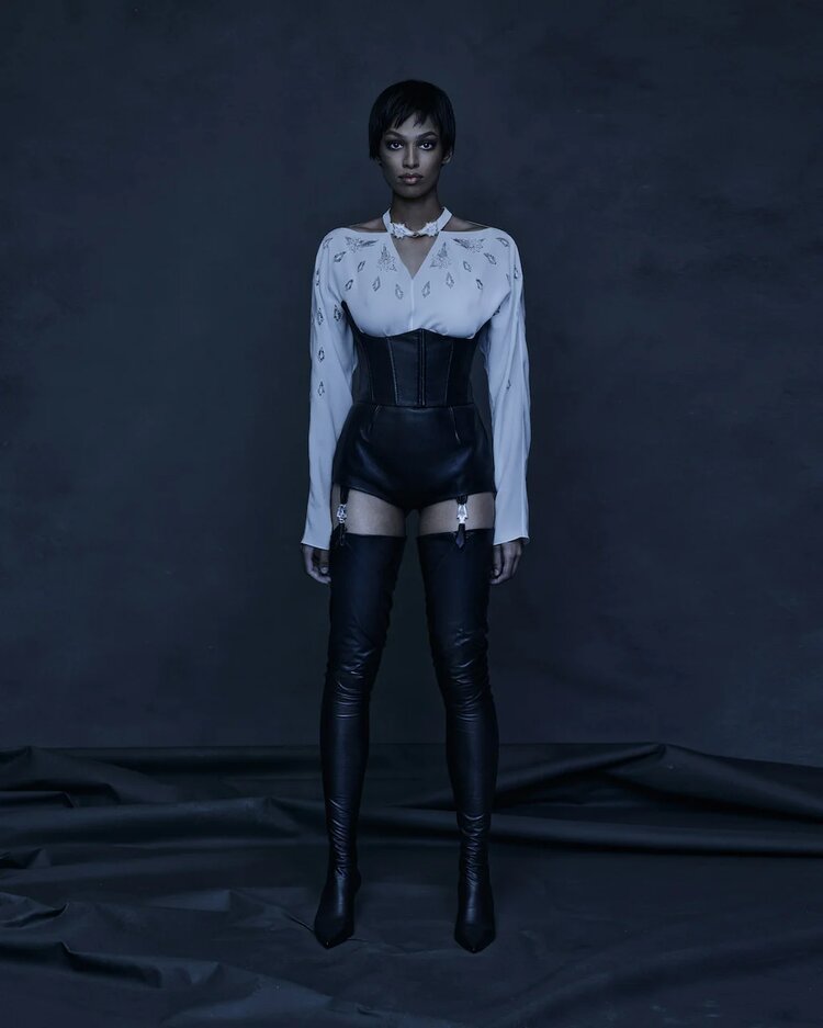 И снова гусевской хрусталь - изюминка коллекции модного дома Ulyana Sergeenko. Творения мастеров украшают одежду, которую презентуют на Неделе моды в Париже.