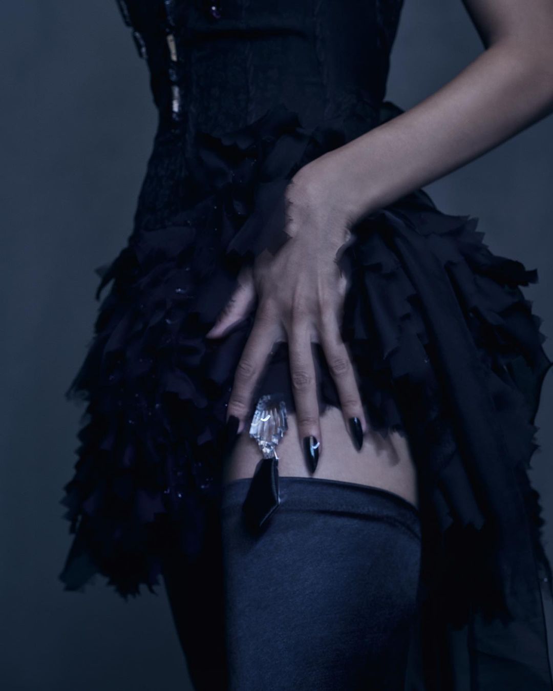 И снова гусевской хрусталь - изюминка коллекции модного дома Ulyana Sergeenko. Творения мастеров украшают одежду, которую презентуют на Неделе моды в Париже.