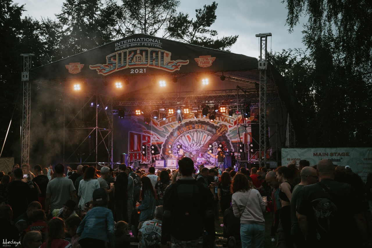В эти выходные в Суздале прошел традиционный Blues-Bike Festival – ежегодно одно из ярчайших событий мотосезона объединяет байкеров со всего мира.