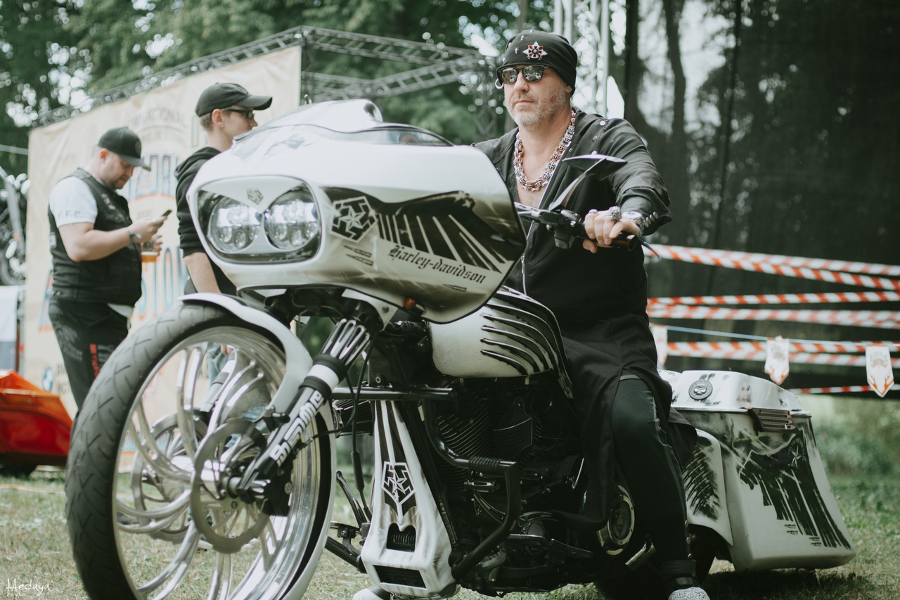 В эти выходные в Суздале прошел традиционный Blues-Bike Festival – ежегодно одно из ярчайших событий мотосезона объединяет байкеров со всего мира.