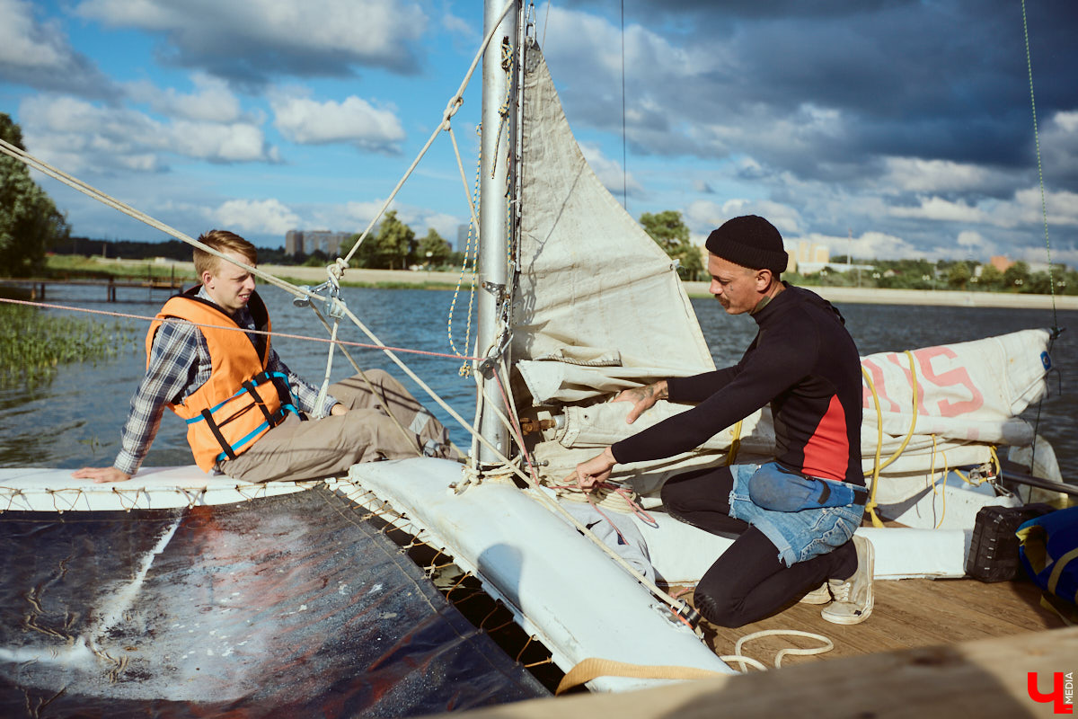 В акватории Содышки устраивают речные прогулки на парусном катамаране. «Ключ-Медиа» с помощью Кипера-шкипера провел тест-драйв этого плавсредства.