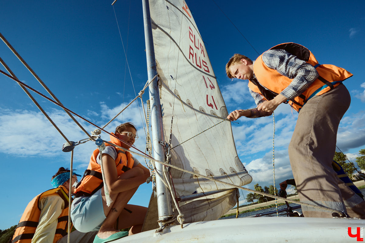В акватории Содышки устраивают речные прогулки на парусном катамаране. «Ключ-Медиа» с помощью Кипера-шкипера провел тест-драйв этого плавсредства.