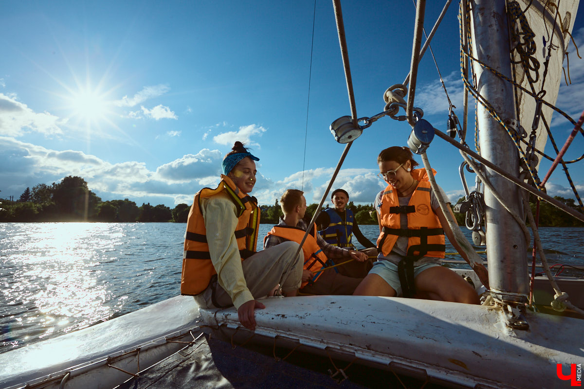 В акватории Содышки устраивают речные прогулки на парусном катамаране. «Ключ-Медиа» с помощью Кипера-шкипера провел тест-драйв этого плавсредства.