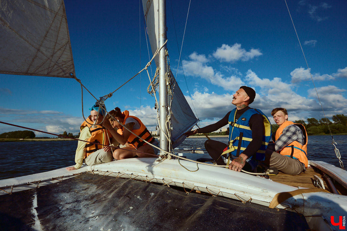В акватории Содышки устраивают речные прогулки на парусном катамаране. «Ключ-Медиа» с помощью Кипера-шкипера провел тест-драйв этого плавсредства.