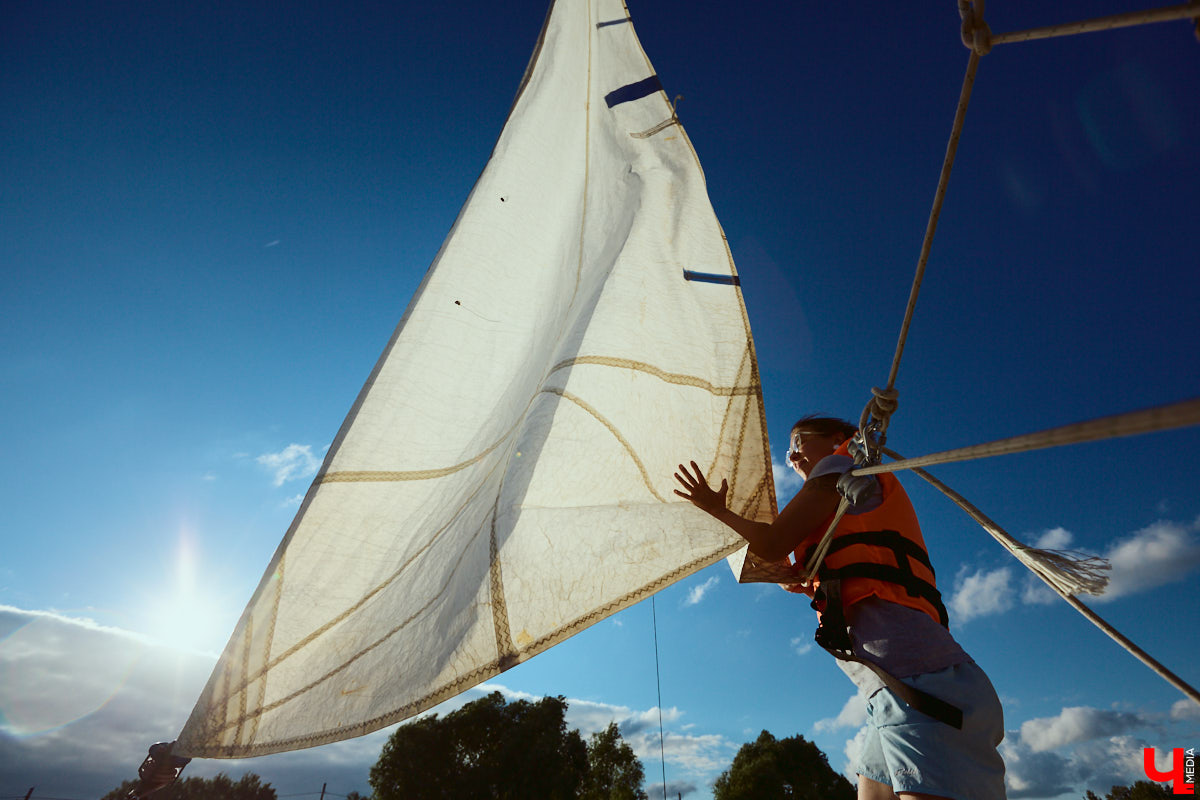 В акватории Содышки устраивают речные прогулки на парусном катамаране. «Ключ-Медиа» с помощью Кипера-шкипера провел тест-драйв этого плавсредства.