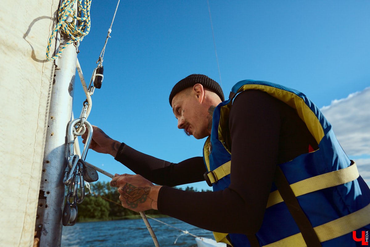 В акватории Содышки устраивают речные прогулки на парусном катамаране. «Ключ-Медиа» с помощью Кипера-шкипера провел тест-драйв этого плавсредства.