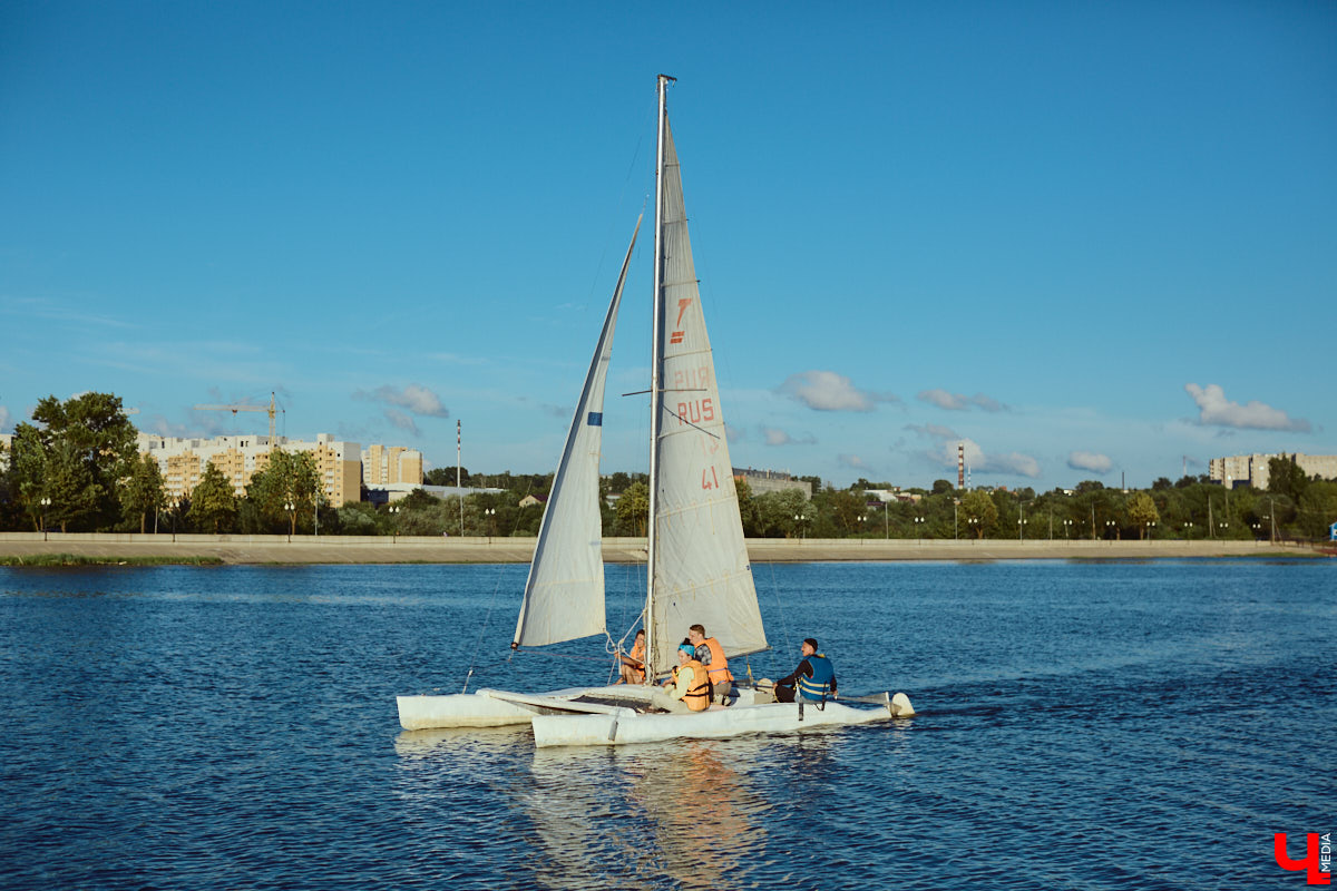 В акватории Содышки устраивают речные прогулки на парусном катамаране. «Ключ-Медиа» с помощью Кипера-шкипера провел тест-драйв этого плавсредства.