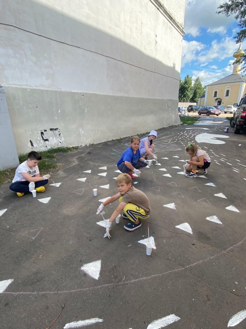 В Суздале появилось новое место для семейного отдыха. Маленькие жители города при поддержке команды энтузиастов сами разработали проект и создали дворик на Кремлевской улице! Теперь там устраивают открытые кинопоказы, пьют чай из самовара и наслаждаются летом под древним дубом.