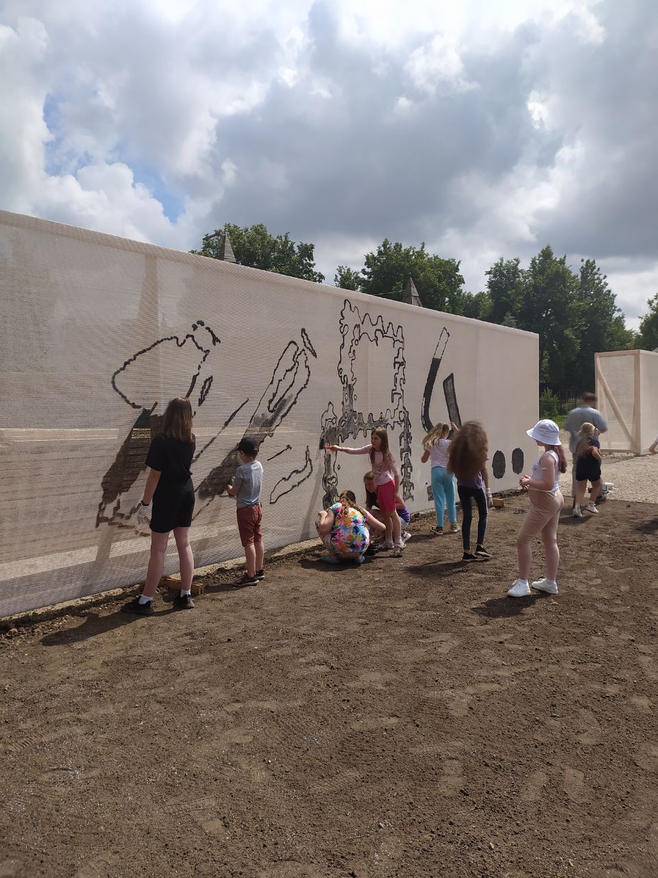 В Суздале появилось новое место для семейного отдыха. Маленькие жители города при поддержке команды энтузиастов сами разработали проект и создали дворик на Кремлевской улице! Теперь там устраивают открытые кинопоказы, пьют чай из самовара и наслаждаются летом под древним дубом.