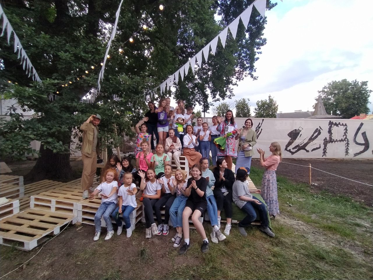 В Суздале появилось новое место для семейного отдыха. Маленькие жители города при поддержке команды энтузиастов сами разработали проект и создали дворик на Кремлевской улице! Теперь там устраивают открытые кинопоказы, пьют чай из самовара и наслаждаются летом под древним дубом.