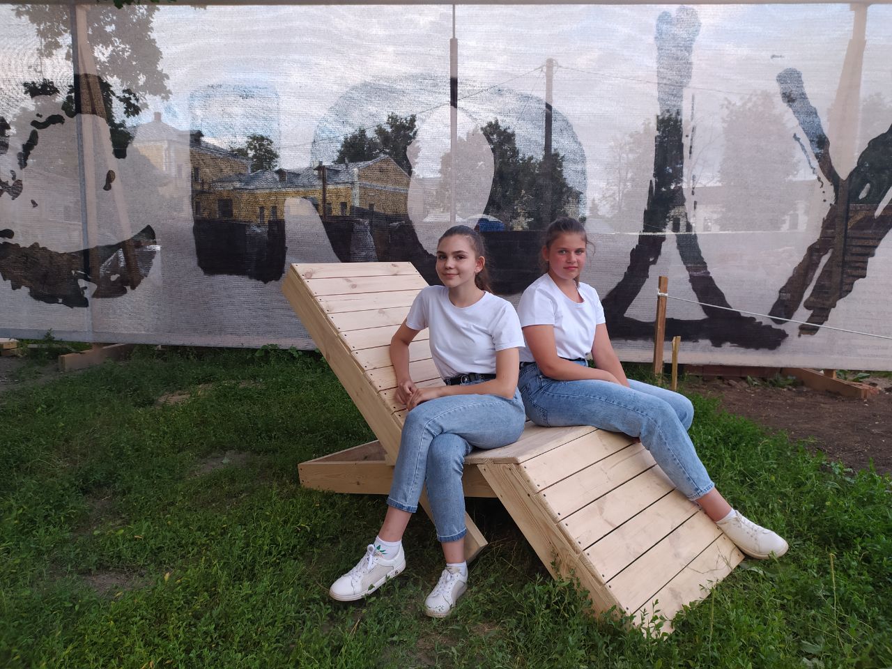 В Суздале появилось новое место для семейного отдыха. Маленькие жители города при поддержке команды энтузиастов сами разработали проект и создали дворик на Кремлевской улице! Теперь там устраивают открытые кинопоказы, пьют чай из самовара и наслаждаются летом под древним дубом.