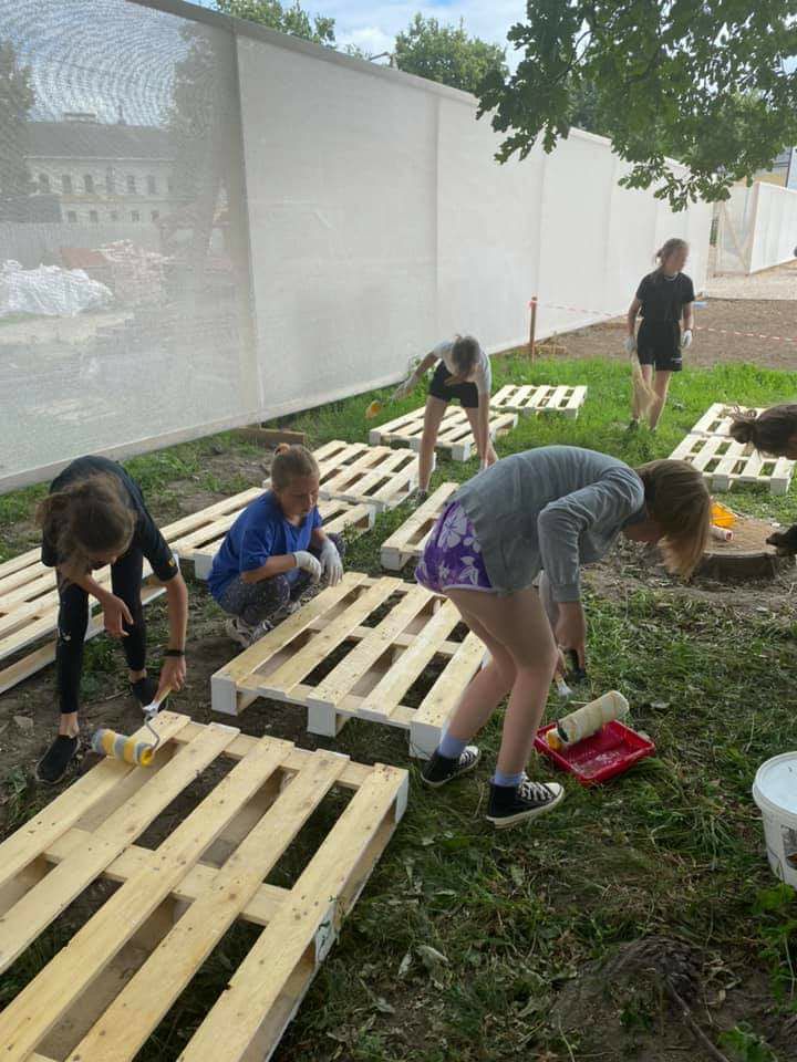 В Суздале появилось новое место для семейного отдыха. Маленькие жители города при поддержке команды энтузиастов сами разработали проект и создали дворик на Кремлевской улице! Теперь там устраивают открытые кинопоказы, пьют чай из самовара и наслаждаются летом под древним дубом.