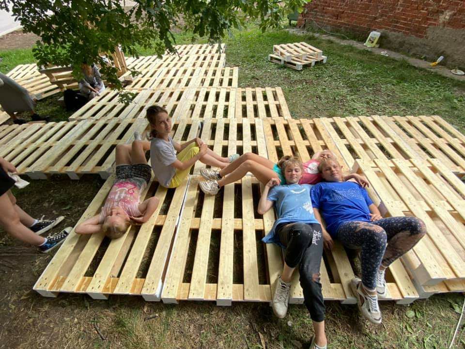 В Суздале появилось новое место для семейного отдыха. Маленькие жители города при поддержке команды энтузиастов сами разработали проект и создали дворик на Кремлевской улице! Теперь там устраивают открытые кинопоказы, пьют чай из самовара и наслаждаются летом под древним дубом.