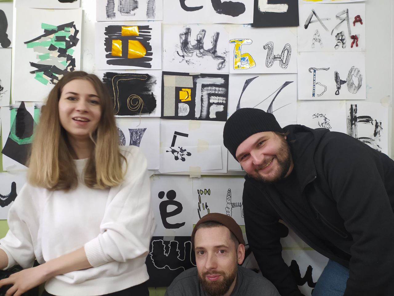 В Суздале появилось новое место для семейного отдыха. Маленькие жители города при поддержке команды энтузиастов сами разработали проект и создали дворик на Кремлевской улице! Теперь там устраивают открытые кинопоказы, пьют чай из самовара и наслаждаются летом под древним дубом.