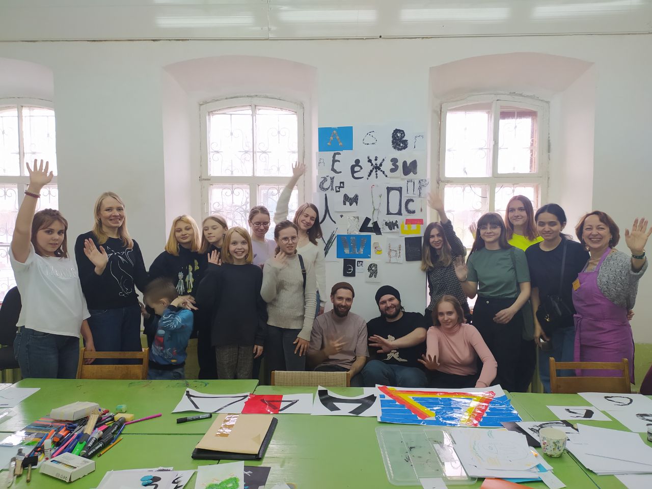 В Суздале появилось новое место для семейного отдыха. Маленькие жители города при поддержке команды энтузиастов сами разработали проект и создали дворик на Кремлевской улице! Теперь там устраивают открытые кинопоказы, пьют чай из самовара и наслаждаются летом под древним дубом.