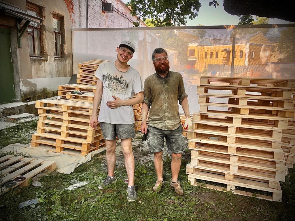 В Суздале появилось новое место для семейного отдыха. Маленькие жители города при поддержке команды энтузиастов сами разработали проект и создали дворик на Кремлевской улице! Теперь там устраивают открытые кинопоказы, пьют чай из самовара и наслаждаются летом под древним дубом.