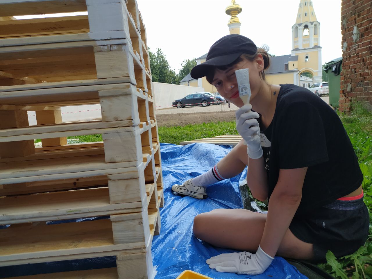 В Суздале появилось новое место для семейного отдыха. Маленькие жители города при поддержке команды энтузиастов сами разработали проект и создали дворик на Кремлевской улице! Теперь там устраивают открытые кинопоказы, пьют чай из самовара и наслаждаются летом под древним дубом.