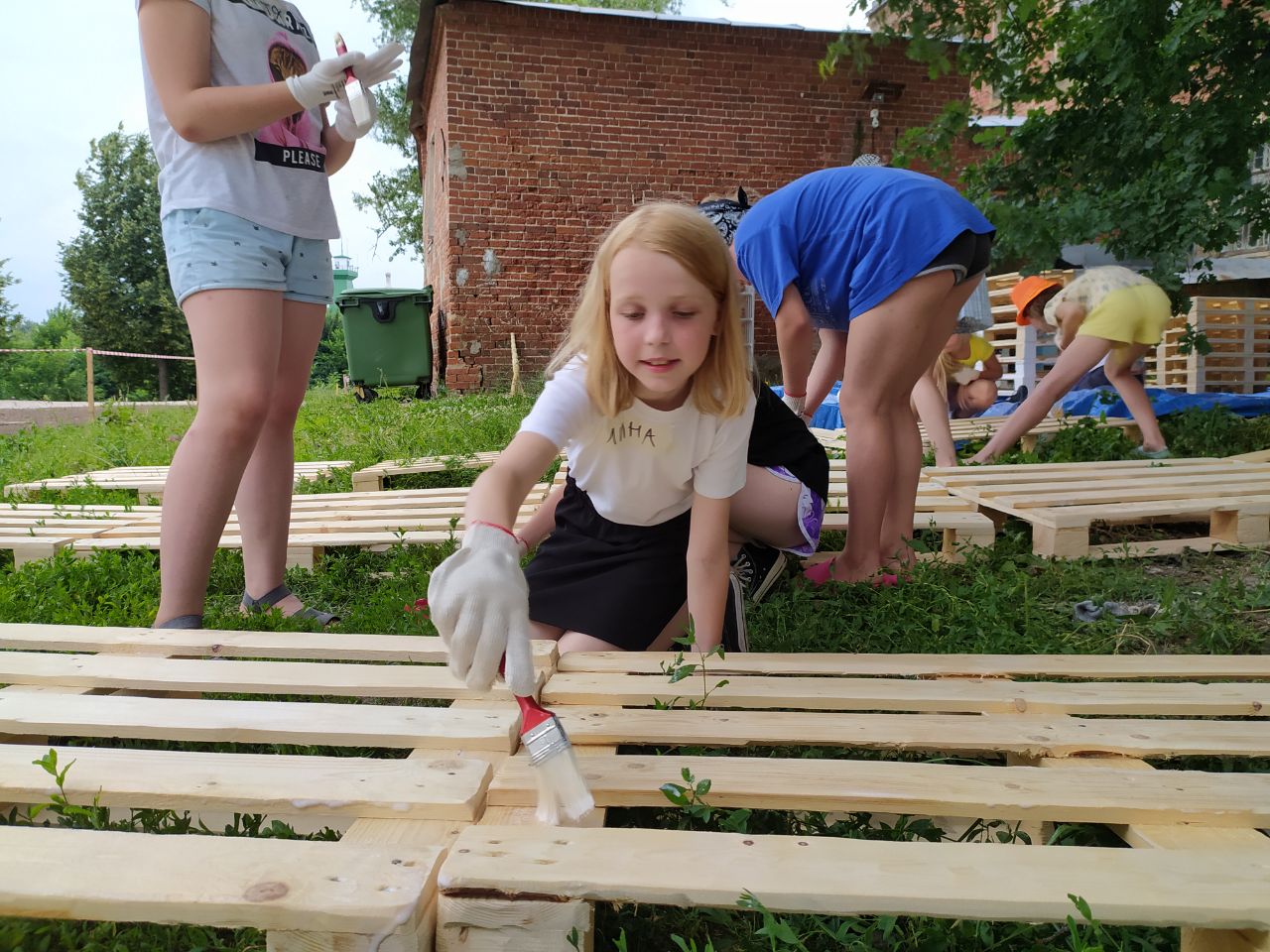 В Суздале появилось новое место для семейного отдыха. Маленькие жители города при поддержке команды энтузиастов сами разработали проект и создали дворик на Кремлевской улице! Теперь там устраивают открытые кинопоказы, пьют чай из самовара и наслаждаются летом под древним дубом.